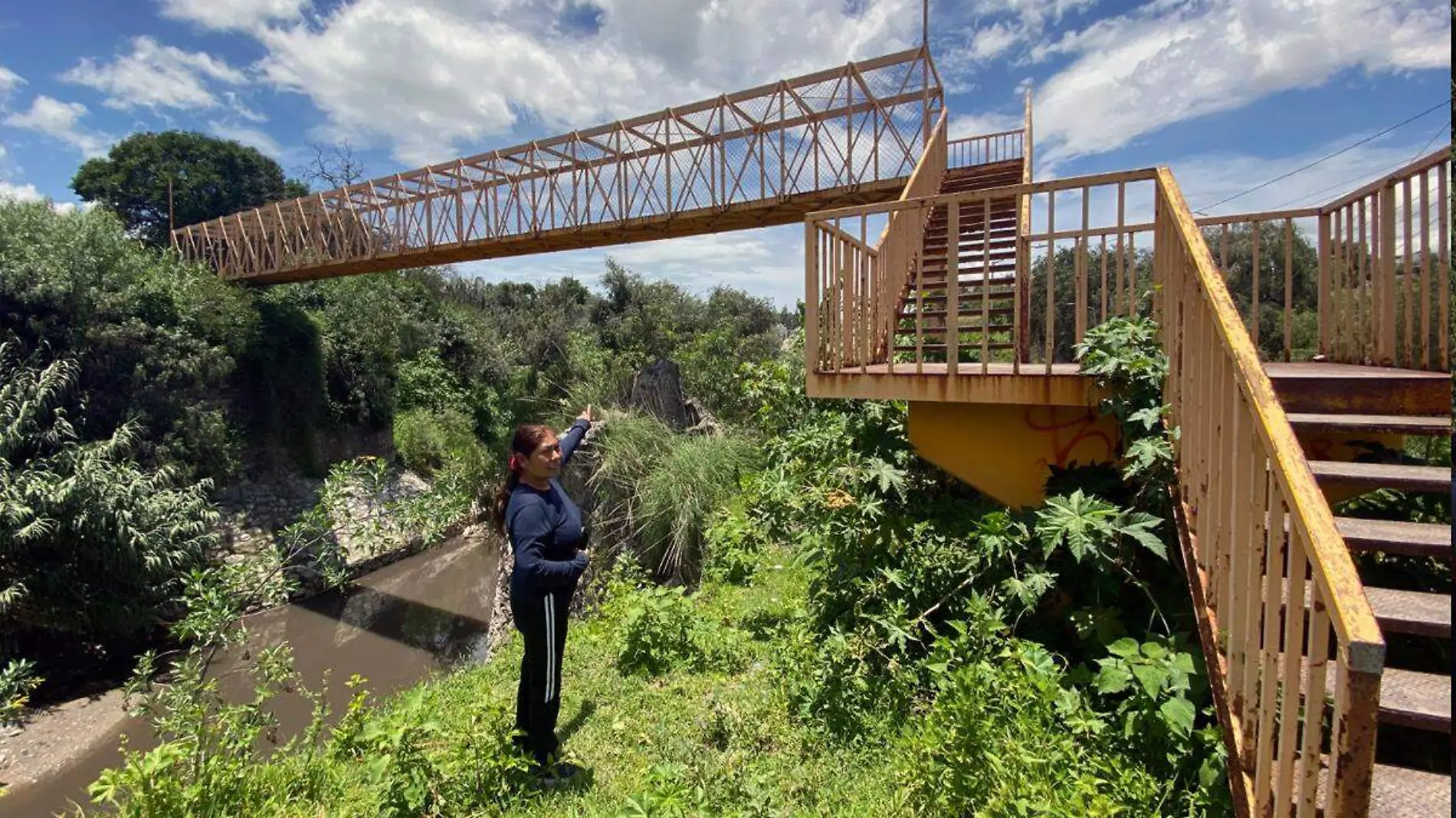 Puente de Teotimehuacan que se ha convertido en inseguro al cruzar el rio alseseca